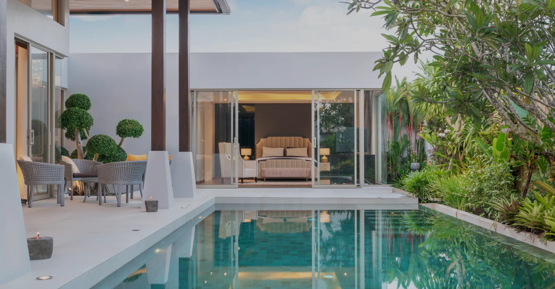Moradia com piscina, alpendre e jardim tropical, preparada para receber hóspedes